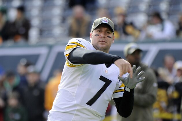 Pittsburgh Steelers QB Ben Roethlisberger #7 warms up with a Salute to Service cap and towel on before an NFL football game Monday, Nov. 10, 2014, in East Rutherford, N.J. (AP Photo/Bill Kostroun)