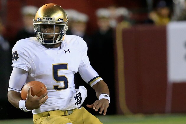 LANDOVER, MD - NOVEMBER 01:  Quarterback Everett Golson #5 of the Notre Dame Fighting Irish carries the ball against the Navy Midshipmen during the first half at FedExField on November 1, 2014 in Landover, Maryland.  (Photo by Rob Carr/Getty Images)