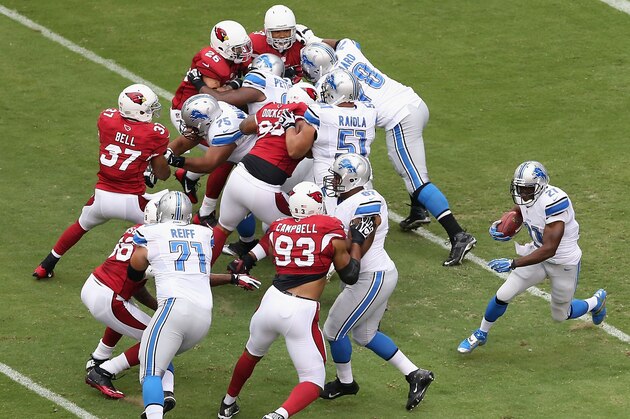 GLENDALE, AZ - SEPTEMBER 15:  Running back  Reggie Bush #21 of the Detroit Lions rushes the football against the Arizona Cardinals during the NFL game at the University of Phoenix Stadium on September 15, 2013 in Glendale, Arizona. The Carindals defeated the Lions 25-21.  (Photo by Christian Petersen/Getty Images)