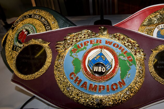Die IBO, WBO und IBF Guertel liegen am Donnerstag, 16. April 2009 bei einer Pressekonferenz in der Veltins-Arena in Gelsenkirchen. Box-Weltmeister Wladimir Klitschko wird seine Titel der Verbaende WBO und IBF am 20. Juni in der Veltins-Arena auf Schalke gegen David Haye aus England verteidigen. Fuer den Boxkampf in der Fussball-Arena werden 60.000 Zuschauer erwartet. (AP Photo/Martin Meissner)--- The IBO, WBO and IBF belts of box champion Wladimir Klitschko are pictured at a press conference at the Veltins-Arena in Gelsenkirchen, Germany, Thursday, April 16, 2009. The Ukrainian heavyweight box champion Wladimir Klitschko will defend his WBO and IBF title against David Haye from England at the Veltins-Arena at Schalke in Gelsenkirchen, Germany, on June 20, 2009. About 60.000 spectators are expected for the fight at the soccer stadium. (AP Photo/Martin Meissner)