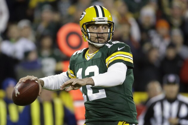 Aaron Rodgers, de los Packers de Green Bay, lanza un pase durante la primera mitad del partido del domingo 9 de noviembre de 2014, frente a los Bears de Chicago (AP Foto/Morry Gash)
