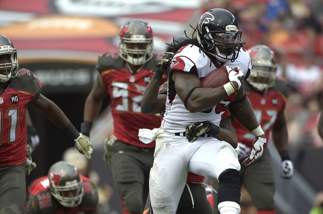 Atlanta Falcons running back Steven Jackson, right, outruns the Tampa Bay Buccaneers defense during the second half of an NFL football game in Tampa, Fla., Sunday, Nov. 9, 2014.(AP Photo/Phelan M. Ebenhack)