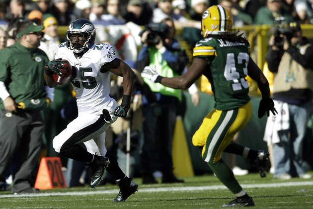 Philadelphia Eagles' LeSean McCoy runs during the first half of an NFL football game against the Green Bay Packers Sunday, Nov. 10, 2013, in Green Bay, Wis. (AP Photo/Tom Lynn)
