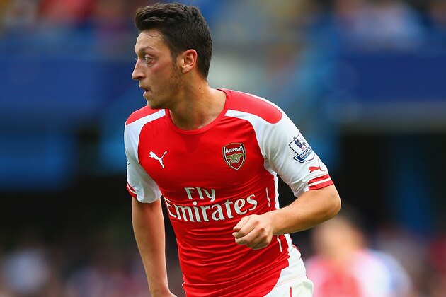 LONDON, ENGLAND - OCTOBER 05:  Mesut Oezil of Arsenal on the ball during the Barclays Premier League match between Chelsea and Arsenal at Stamford Bridge on October 4, 2014 in London, England.  (Photo by Paul Gilham/Getty Images)
