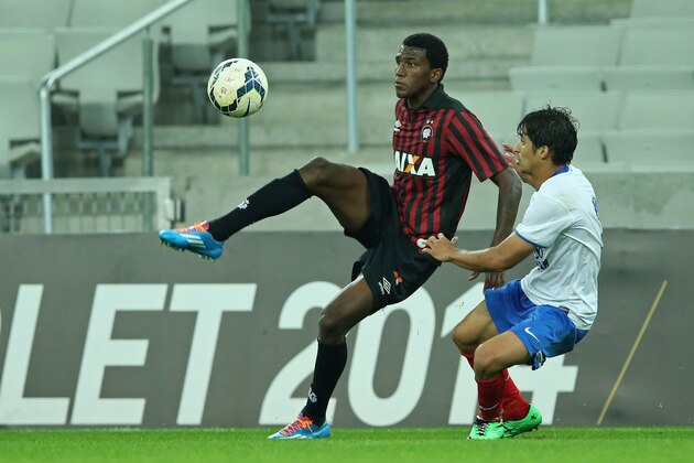 CURITIBA, BRAZIL - AUGUST 24: Douglas Coutinho of Atletico-PR competes for the ball with Roniery of Bahia during the match between Atletico-PR and Bahia for the Brazilian Series A 2014 at Arena da Baixada stadium on August 24, 2014 in Curitiba, Brazil. (Photo by Heuler Andrey/Getty Images)