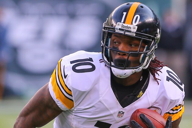 Nov 9, 2014; East Rutherford, NJ, USA; Pittsburgh Steelers wide receiver Martavis Bryant (10) runs with the ball during the second half at MetLife Stadium. The Jets defeated the Steelers 20-13.  Mandatory Credit: Ed Mulholland-USA TODAY Sports