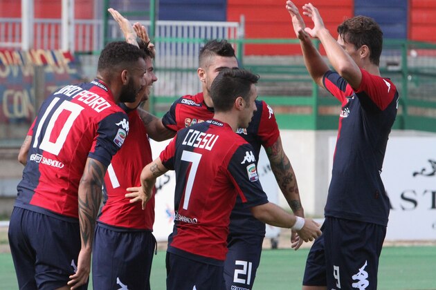 CAGLIARI, ITALY - NOVEMBER 09: Farias Diego of Cagliari celebrates with the team-mates after scoring the opening goal during the Serie A match between Cagliari Calcio and Genoa CFC at Stadio Sant'Elia on November 9, 2014 in Cagliari, Italy.  (Photo by Enrico Locci/Getty Images)