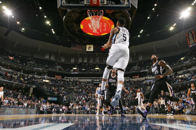 MEMPHIS, TN - NOVEMBER 13:  Courtney Lee #5 of the Memphis Grizzlies hits the game winning shot against the Sacramento Kings on November 13, 2014 at FedExForum in Memphis, Tennessee. NOTE TO USER: User expressly acknowledges and agrees that, by downloading and or using this photograph, User is consenting to the terms and conditions of the Getty Images License Agreement. Mandatory Copyright Notice: Copyright 2014 NBAE (Photo by Joe Murphy/NBAE via Getty Images)