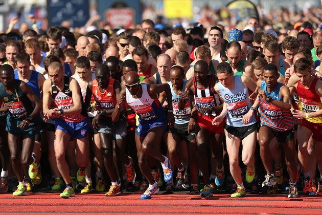 LONDON, UNITED KINGDOM - APRIL 13:  Mo Farah of Great Britain starts the Virgin London Marathon on April 13, 2014 in London, England. (Photo by Stephen Pond/Getty Images)