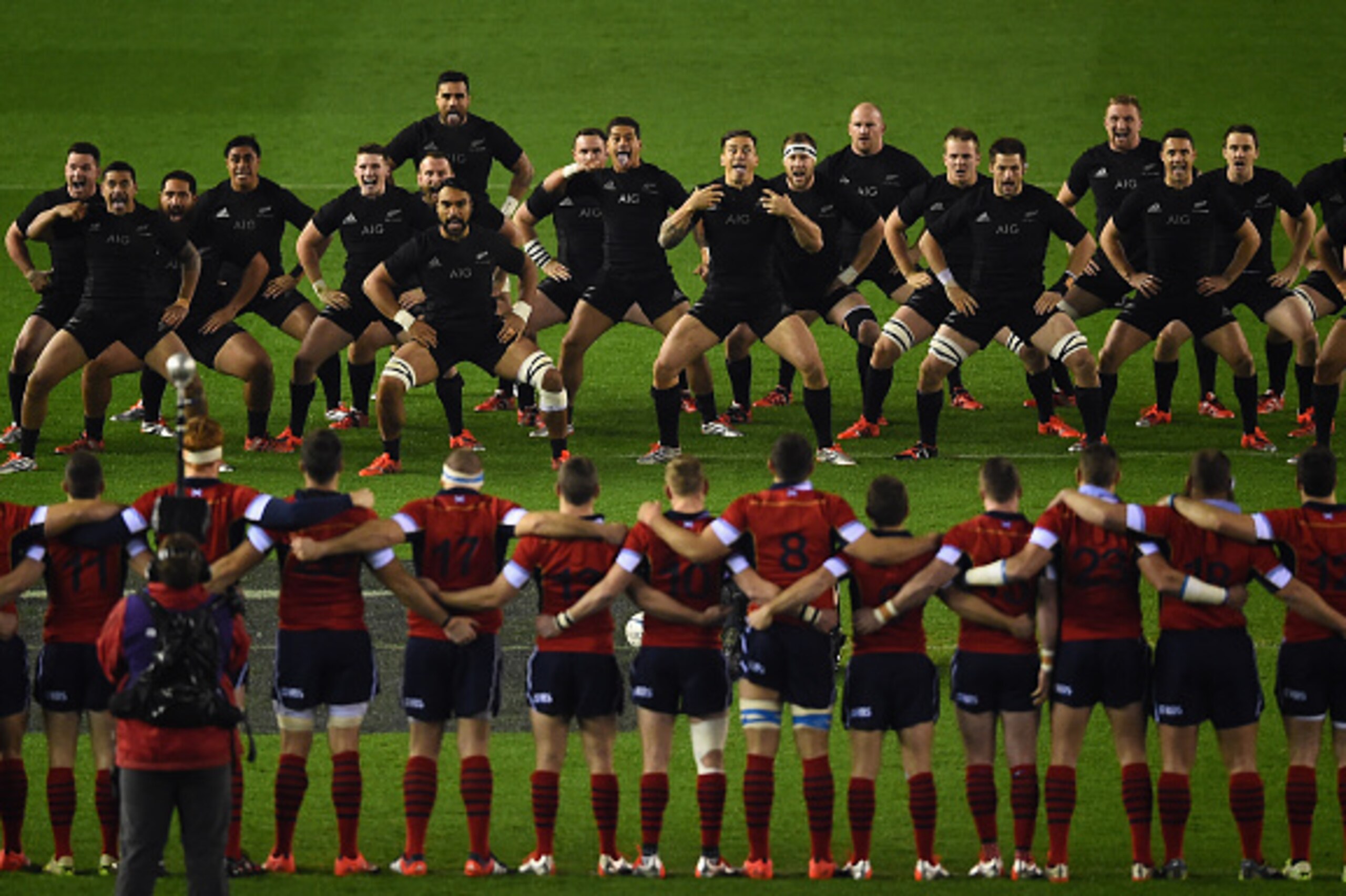 EDINBURGH, SCOTLAND - NOVEMBER 15:  The All Blacks perform the Haka prior to the Viagogo Autumn International match between Scotland and New Zealand at Murrayfield Stadium on November 15, 2014 in Edinburgh, Scotland.  (Photo by Laurence Griffiths/Getty Images)