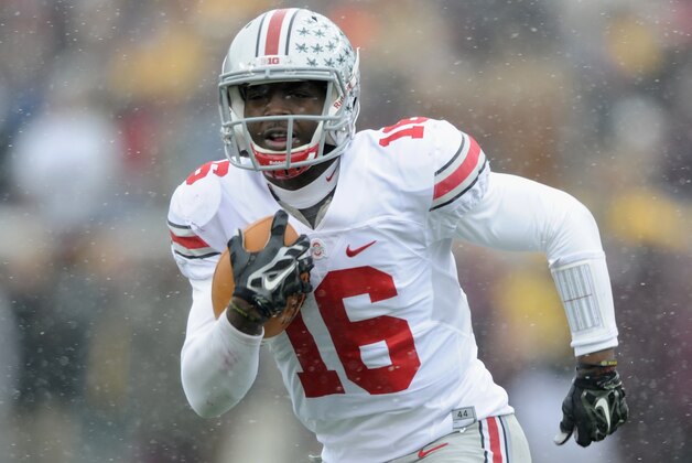 MINNEAPOLIS, MN - NOVEMBER 15: J.T. Barrett #16 of the Ohio State Buckeyes carries the football against the Minnesota Golden Gophers during the second quarter of the game on November 15, 2014 at TCF Bank Stadium in Minneapolis, Minnesota. (Photo by Hannah Foslien/Getty Images)