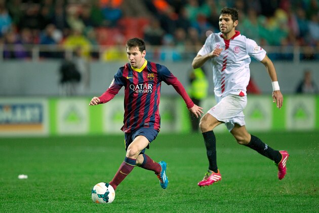 SEVILLE, SPAIN - FEBRUARY 09: Lionel Messi (L) runs for the ball ahead Federico Fazio (R) of Sevilla FC during the La Liga match between Sevilla FC and FC Barcelona at Estadio Ramon Sanchez Pizjuan on February 9, 2014 in Seville, Spain.  (Photo by Gonzalo Arroyo Moreno/Getty Images)