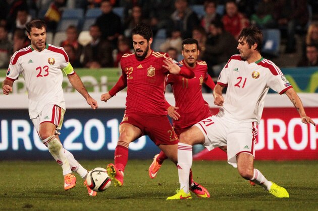 HUELVA, SPAIN - NOVEMBER 15:  Francisco Alarcon of Spain (C) controls the ball against Timofei Kalachev (L) and Alexei Yanushkevich of Belarus during the UEFA EURO 2016 Group C Qualifier football match between Spain and Belarus at Nuevo Colombino studium on November 15, 2014 in Huelva, Spain. (Photo by Sergio Camacho/Getty Images)