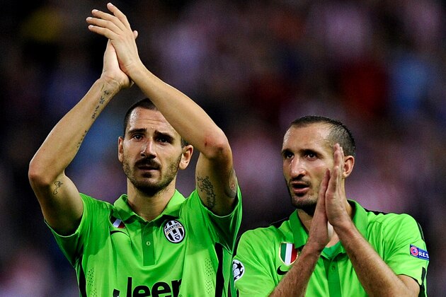 MADRID, SPAIN - OCTOBER 01:  Leonardo Bonucci (L) and Giorgio Chiellini of Juventus applaud Juventus fans after losing 1-0 to Clun Atletico de Madrid during the UEFA Champions League Group A match between Club Atletico de Madrid and Juventus at Vicente Calderon Stadium on October 1, 2014 in Madrid, Spain.  (Photo by Denis Doyle/Getty Images)