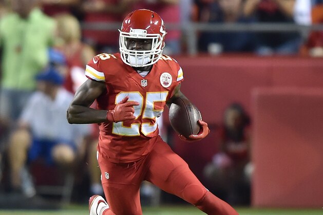 KANSAS CITY, MO - SEPTEMBER 29:  Jamaal Charles #25 of the Kansas City Chiefs runs the ball against the New England Patriots during the game at Arrowhead Stadium on September 29, 2014 in Kansas City, Missouri.  (Photo by Peter Aiken/Getty Images)
