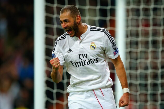 MADRID, SPAIN - NOVEMBER 04:  Karim Benzema of Real Madrid CF celebrates scoring the opening goal during the UEFA Champions League Group B match between Real Madrid CF and Liverpool FC at Estadio Santiago Bernabeu on November 4, 2014 in Madrid, Spain.  (Photo by Gonzalo Arroyo Moreno/Getty Images)