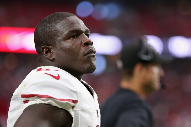 GLENDALE, AZ - SEPTEMBER 21:  Running back Frank Gore #21 of the San Francisco 49ers watches from the sidelines during the NFL game against the Arizona Cardinals at the University of Phoenix Stadium on September 21, 2014 in Glendale, Arizona. The Cardinals defeated the 49ers 23-14. (Photo by Christian Petersen/Getty Images)