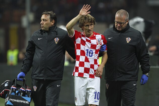 MILAN, ITALY - NOVEMBER 16:  Luka Modric (C) of Croatia walks off with an injury during the EURO 2016 Group H Qualifier match between Italy and Croatia at Stadio Giuseppe Meazza on November 16, 2014 in Milan, Italy.  (Photo by Marco Luzzani/Getty Images)