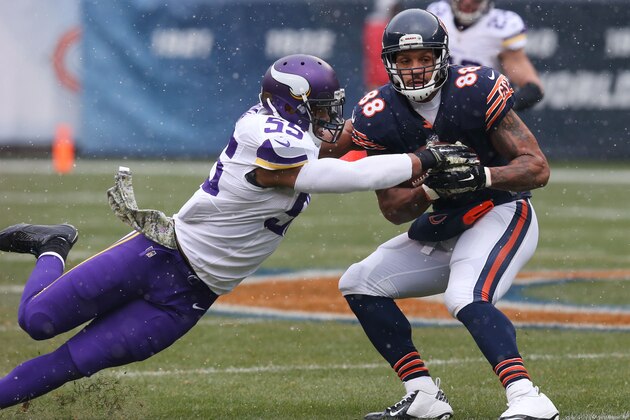 CHICAGO, IL - NOVEMBER 16: Dante Rosario #88 of the Chicago Bears spins to avoid a tackle by Anthony Barr #55 of the Minnesota Vikings during the first quarter of a game at Soldier Field on November 16, 2014 in Chicago, Illinois. (Photo by Jonathan Daniel/Getty Images)