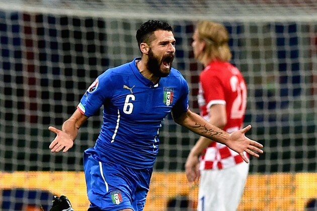 MILAN, ITALY - NOVEMBER 16:  Antonio Candreva of Italy #6 celebrates after scoring the first goal during the EURO 2016 Group H Qualifier match between Italy and Croatia at Stadio Giuseppe Meazza on November 16, 2014 in Milan, Italy.  (Photo by Claudio Villa/Getty Images)