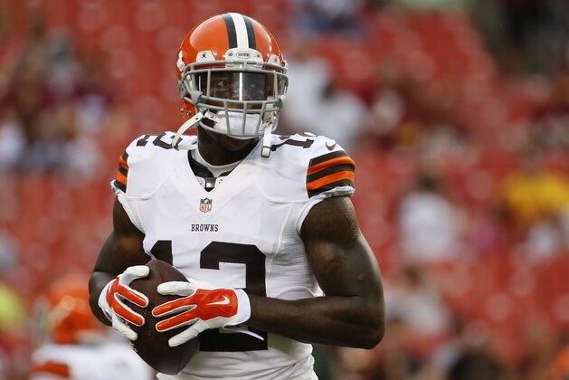 FILE - In this Aug. 18, 2014, file photo, Cleveland Browns wide receiver Josh Gordon warms up before an NFL preseason football game against the Washington Redskins in Landover, Md. Gordon's 10-game suspension for repeated violations of the NFL's drug policy is set to end Monday, Nov. 17 when the Pro Bowler will be allowed to rejoin his teammates after being exiled since September. (AP Photo/Evan Vucci, File)
