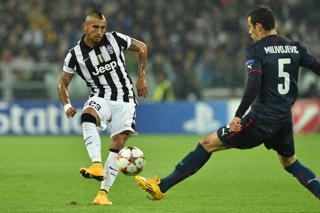 TURIN, ITALY - NOVEMBER 04:  Arturo Vidal (L) of Juventus in action against Luka Milivojevic of Olympiacos FC during the UEFA Champions League group A match between Juventus and Olympiacos FC at Juventus Arena on November 4, 2014 in Turin, Italy.  (Photo by Valerio Pennicino/Getty Images)