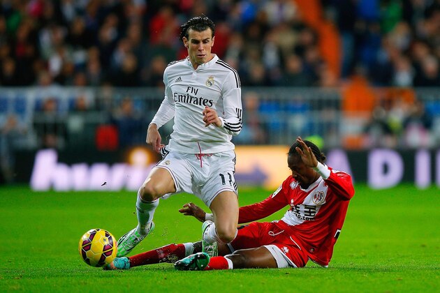 MADRID, SPAIN - NOVEMBER 08: Gareth Bale of Real Madrid CF competes for the ball with Abdoulaye Ba of Rayo Vallecano de Madrid during the La Liga match between Real Madrid CF and Rayo Vallecano de Madrid at Estadio Santiago Bernabeu on November 8, 2014 in Madrid, Spain.  (Photo by Gonzalo Arroyo Moreno/Getty Images)