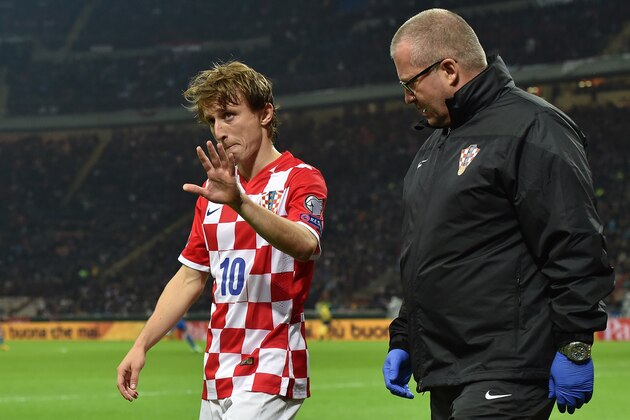 MILAN, ITALY - NOVEMBER 16:  Luka Modric (L) of Croatia walks off with an injury during the EURO 2016 Group H Qualifier match between Italy and Croatia at Stadio Giuseppe Meazza on November 16, 2014 in Milan, Italy.  (Photo by Valerio Pennicino/Getty Images)