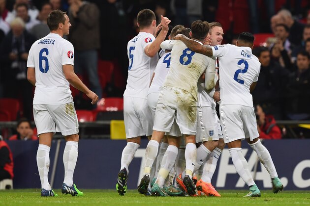 LONDON, ENGLAND - NOVEMBER 15:  England players celebrate as Danny Welbeck of England (obscured) scores their second goal during the EURO 2016 Qualifier Group E match between England and Slovenia at Wembley Stadium on November 15, 2014 in London, England.  (Photo by Shaun Botterill/Getty Images)