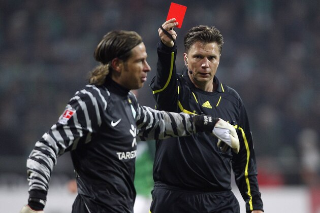 Bremen goalkeeper Tim Wiese,  left, receives the red card by referee Thorsten Kinhoefer during the German first division Bundesliga soccer match between Werder Bremen and Bayern Munich in Bremen, Germany, Saturday, Jan. 29, 2011. (AP Photo/Frank Augstein)  NO MOBILE USE UNTIL 2 HOURS AFTER THE MATCH, WEBSITE USERS ARE OBLIGED TO COMPLY WITH DFL-RESTRICTIONS, SEE INSTRUCTIONS FOR DETAILS