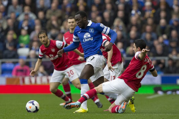 Everton's Romelu Lukaku, centre, keeps the ball from Arsenal's Mikel Arteta, right, as Mathieu Flamini, left, looks on during their English Premier League soccer match at Goodison Park Stadium, Liverpool, England, Sunday, April 6, 2014. (AP Photo/Jon Super)