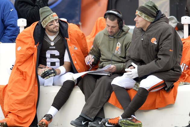 Cleveland Browns offensive coordinator Kyle Shanahan, center, goes over the play sheet with quarterbacks Brian Hoyer (6) and Johnny Manziel in the third quarter of an NFL football game against the Houston Texans Sunday, Nov. 16, 2014, in Cleveland. (AP Photo/David Richard)