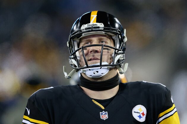 NASHVILLE, TN - NOVEMBER 17:  Quarterback  Ben Roethlisberger #7 of the Pittsburgh Steelers looks on while playing against the Tennessee Titans in the first quarter at LP Field on November 17, 2014 in Nashville, Tennessee.  (Photo by Andy Lyons/Getty Images)