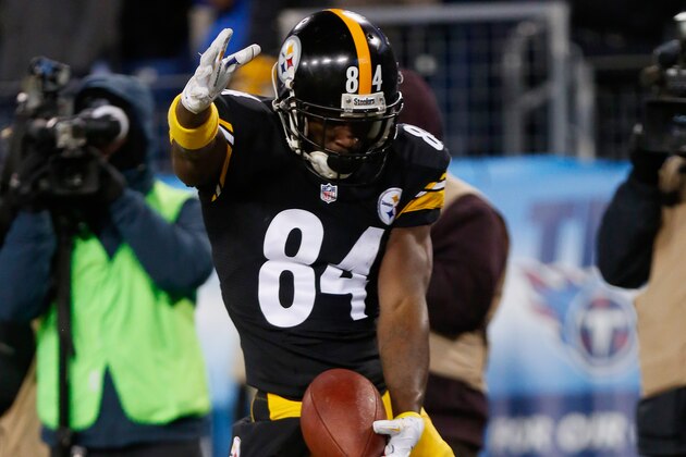 NASHVILLE, TN - NOVEMBER 17:  Antonio Brown #84 of the Pittsburgh Steelers celebrates his touchdown against the Tennessee Titans in the fourth quarter of the game at LP Field on November 17, 2014 in Nashville, Tennessee. The Pittsburgh Steelers won 27-24.  (Photo by Wesley Hitt/Getty Images)