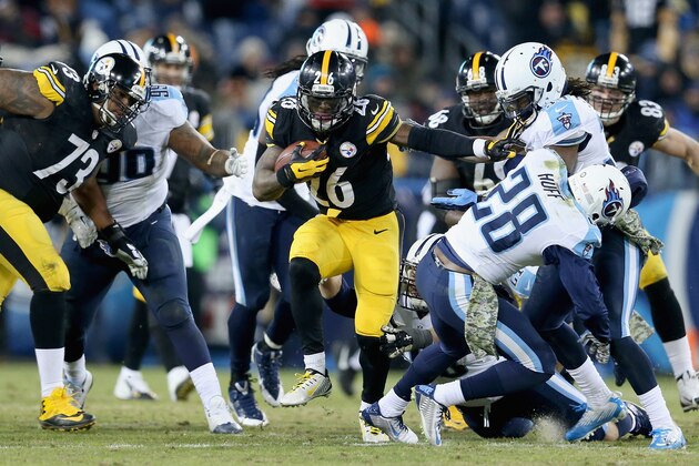 NASHVILLE, TN - NOVEMBER 17:  Le'Von Bell #26 of the Pittsburgh Steelers runs with the ball during the game against the Tennessee Titans at LP Field on November 17, 2014 in Nashville, Tennessee.  (Photo by Andy Lyons/Getty Images)