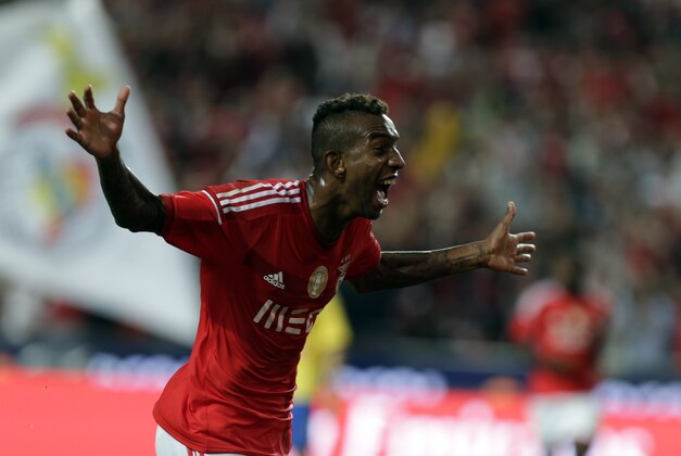 Benfica's Anderson Talisca, from Brazil, celebrates after scoring the opening goal against Arouca during the Portuguese league soccer match between Benfica and Arouca at Benfica's Luz stadium in Lisbon, Sunday, Oct. 5, 2014. (AP Photo/Francisco Seco)