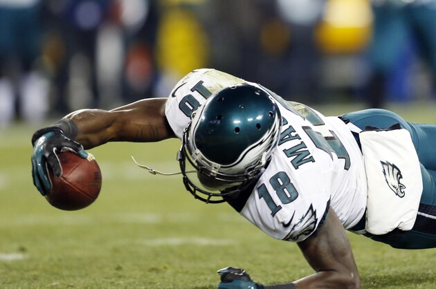 Philadelphia Eagles' Jeremy Maclin stretches for the end zone for a touchdown reception during the second half of an NFL football game against the Green Bay Packers Sunday, Nov. 16, 2014, in Green Bay, Wis. (AP Photo/Mike Roemer)