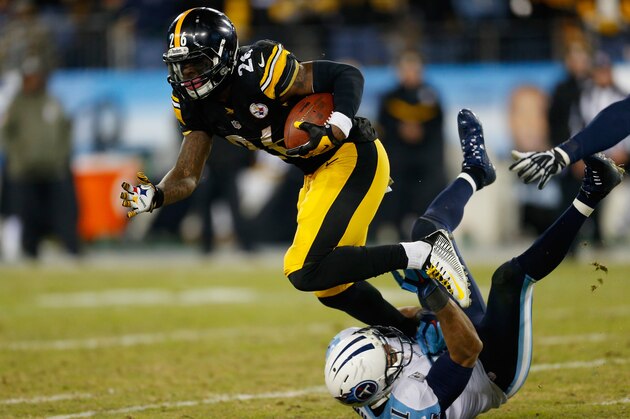 NASHVILLE, TN - NOVEMBER 17:   Le'Veon Bell #26 of the Pittsburgh Steelers is defended by  George Wilson #21 of the Tennessee Titans in the fourth quarter at LP Field on November 17, 2014 in Nashville, Tennessee. The Pittsburgh Steelers won 27-24. (Photo by Wesley Hitt/Getty Images)