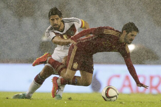 Germany's Sami Khedira, left, and Spain's Isco Alarcon, right, fight for the ball, during an international friendly soccer match between Spain and Germany, at the Balaidos stadium, in Vigo, Spain, Tuesday Nov. 18, 2014. (AP Photo/Lalo R. Villar)