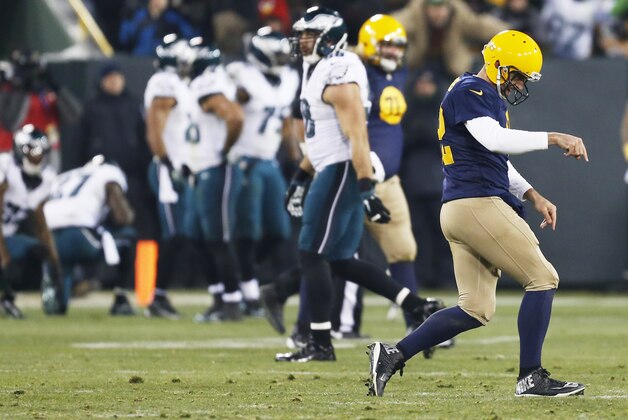 Aaron Rodgers, mariscal de campo de los Packers de Green Bay, festeja luego de lanzar un pase de anotación a Eddie Lacy, durante el segundo medio del partido del domingo 16 de noviembre de 2014, frente a los Eagles de Filadelfia (AP Foto/Mike Roemer)