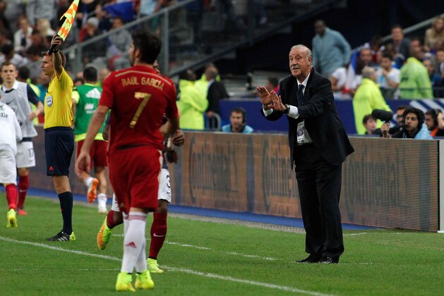 Spain's national soccer team coach Vicente del Bosque gestures toward player Raul Garcia during their international friendly soccer match against France at the Stade de France in Saint Denis, outside Paris, Thursday, Sept. 4, 2014. (AP Photo/Thibault Camus)