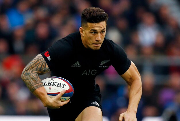 LONDON, ENGLAND - NOVEMBER 08:  Sonny Bill Williams of New Zealand runs with the ball during the QBE International match between England and New Zealand at Twickenham Stadium on November 8, 2014 in London, England.  (Photo by Phil Walter/Getty Images)