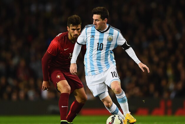 MANCHESTER, ENGLAND - NOVEMBER 18:  Lionel Messi of Argentina is closed down by Andre Gomes of Portugal during the International Friendly between Argentina and Portugal at Old Trafford on November 18, 2014 in Manchester, England.  (Photo by Laurence Griffiths/Getty Images)
