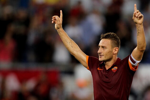 ROME, ITALY - OCTOBER 18:  Francesco Totti of AS Roma celebrates after scoring the third team's goal from penalty spot during the Serie A match between AS Roma and AC Chievo Verona at Stadio Olimpico on October 18, 2014 in Rome, Italy.  (Photo by Paolo Bruno/Getty Images)