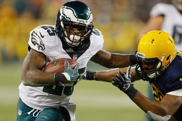 GREEN BAY, WI - NOVEMBER 16:  LeSean McCoy #25 of the Philadelphia Eagles runs the ball against the Green Bay Packers at Lambeau Field on November 16, 2014 in Green Bay, Wisconsin.  (Photo by Mike Zarrilli/Getty Images)