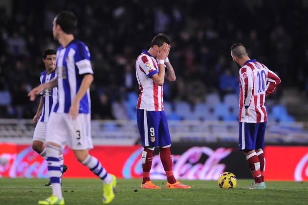 Atletico de Madrid's Mario Mandzukic of Croatia, center, laments after the second goal scored by Real Sociedad during their La Liga soccer match, at Anoeta stadium in San Sebastian, northern Spain, Sunday Nov. 9, 2014. (AP Photo/Alvaro Barrientos)