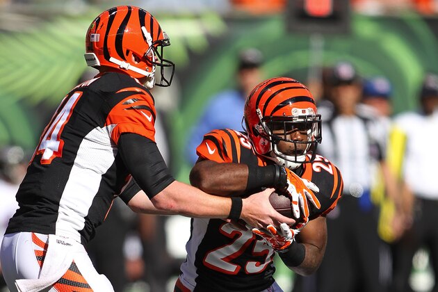 CINCINNATI, OH - OCTOBER 26:  Andy Dalton #14 of the Cincinnati Bengals hands the ball off to Giovani Bernard #25 of the Cincinnati Bengals during the third quarter of the game against the Baltimore Ravens at Paul Brown Stadium on October 26, 2014 in Cincinnati, Ohio. (Photo by John Grieshop/Getty Images)