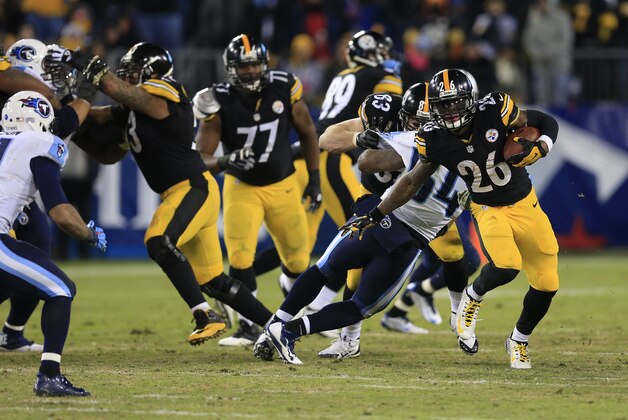 Pittsburgh Steelers running back Le'Veon Bell (26) runs against the Tennessee Titans in the second half of an NFL football game Monday, Nov. 17, 2014, in Nashville, Tenn. (AP Photo/Wade Payne)