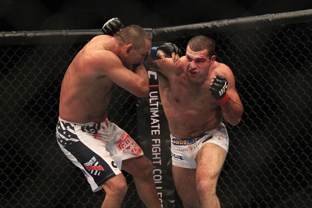Mauricio Rua, right, fights Dan Henderson during a UFC 139 Mixed Martial Arts light heavyweight bout in San Jose, Calif., Saturday, Nov. 19, 2011. (AP Photo/Jeff Chiu)