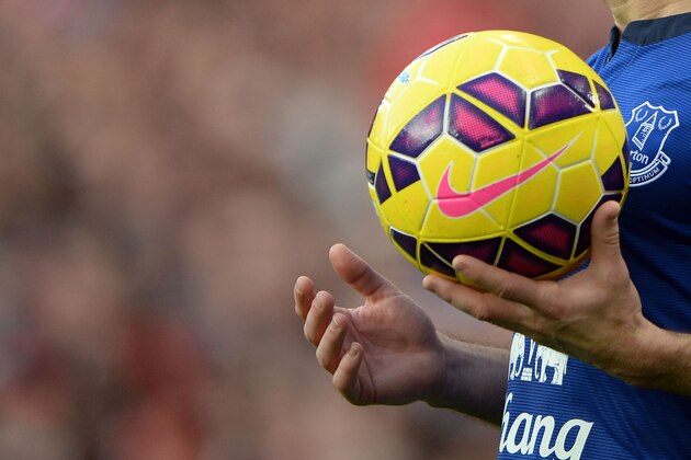 SUNDERLAND, ENGLAND - NOVEMBER 09:  Leighton Baines of Everton prepares to take a throw in during the Barclays Premier League match between Sunderland and Everton at Stadium of Light  on November 9, 2014 in Sunderland, England.  (Photo by Nigel Roddis/Getty Images)
